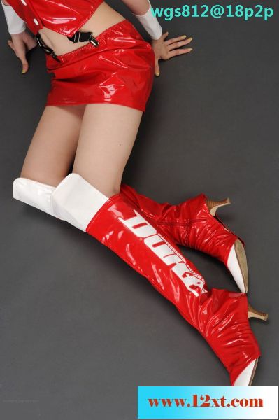红色赛车服的美女女郎50P