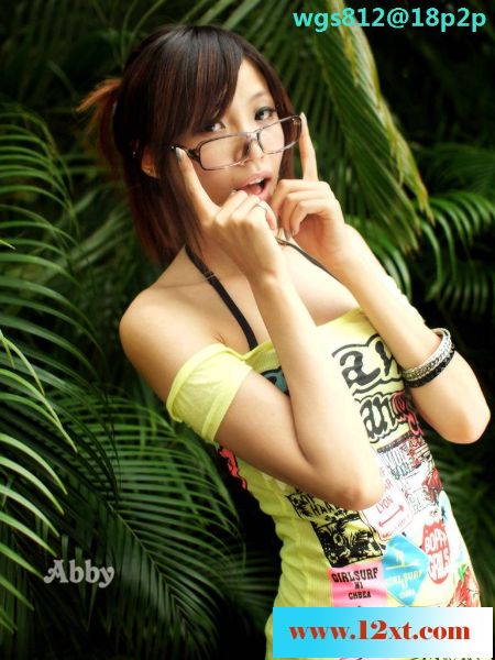 美女可兒的外拍精選42P