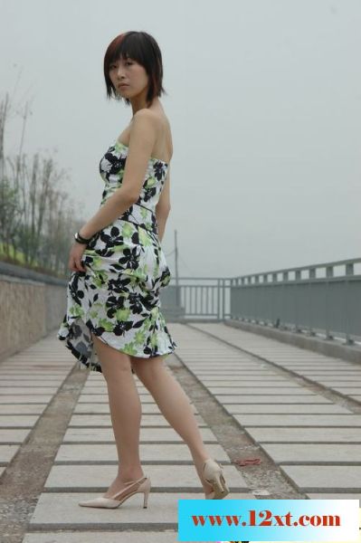 美女翘臀，诱人触摸35P