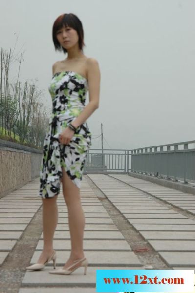 美女翘臀，诱人触摸35P