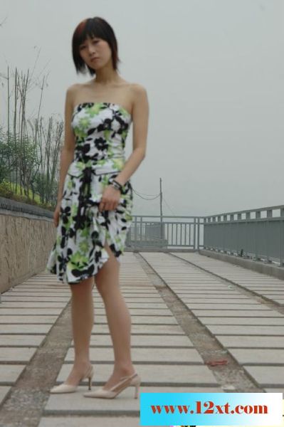 美女翘臀，诱人触摸35P