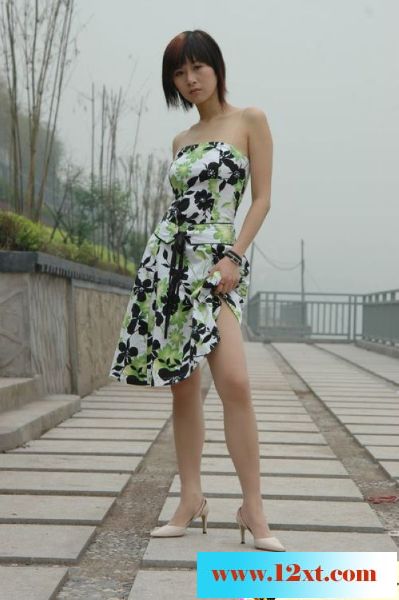 美女翘臀，诱人触摸35P