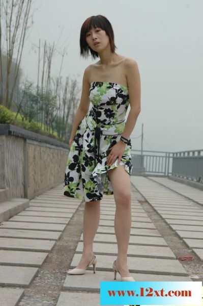 美女翘臀，诱人触摸35P