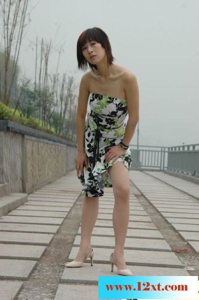 美女翘臀，诱人触摸35P