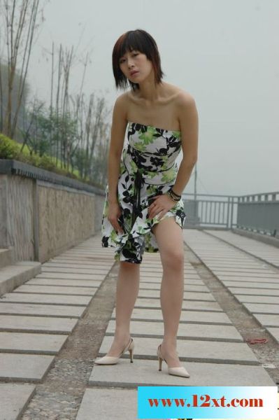 美女翘臀，诱人触摸35P