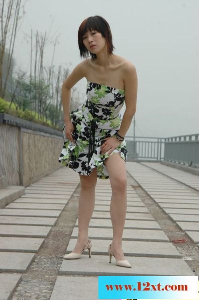 美女翘臀，诱人触摸35P