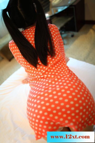 清纯唯美小萝莉的挺翘美臀，别样的诱惑18P