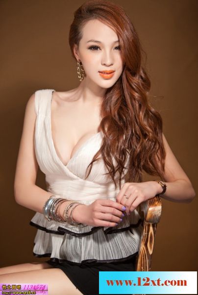 “话题女王”王羽潞拍写真11P