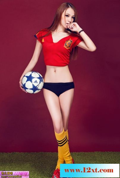 “话题女王”王羽潞拍写真11P