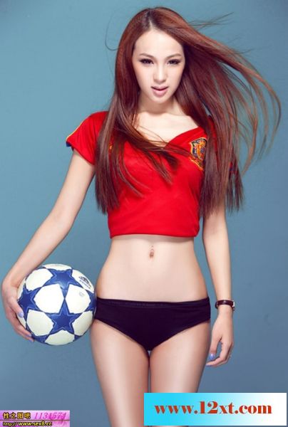 “话题女王”王羽潞拍写真11P