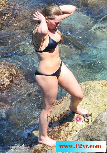 “微胖界”米女穿比基尼自信晒身材！希拉里·达