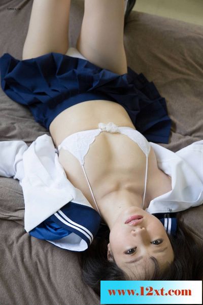 短发美女喜屋武千秋坚挺体态17P