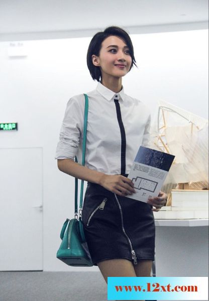 冯文娟街拍写真大片T恤背带裤随性帅气12P