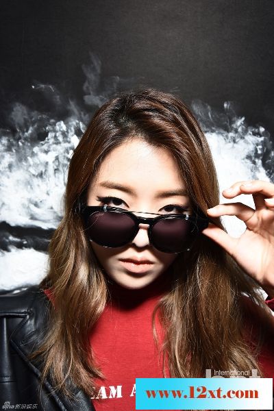 韩国歌手Kisum怀抱玩宠欢乐多11P