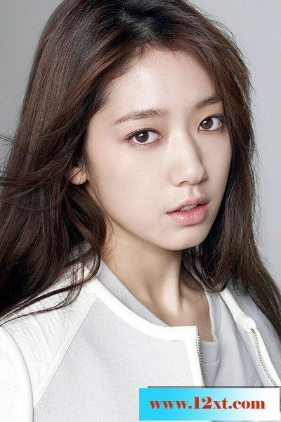 韩国演员朴信惠公开写真照白色衬衫，摆出自然