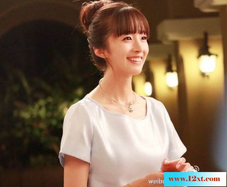 胡冰卿绽放甜美笑容，眼神清澈11P