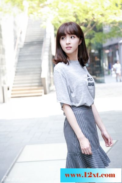 胡冰卿绽放甜美笑容，眼神清澈11P