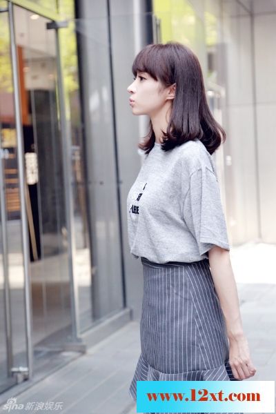 胡冰卿绽放甜美笑容，眼神清澈11P