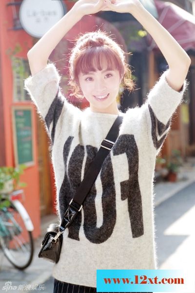 胡冰卿绽放甜美笑容，眼神清澈11P