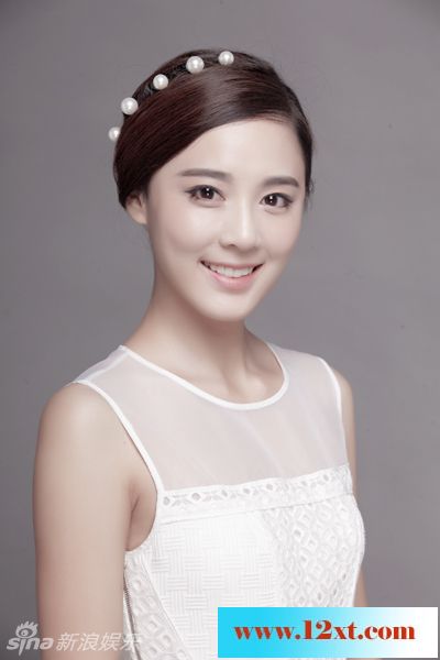 华娇甜美的微笑，灵动的眼睛显得格外引人注目