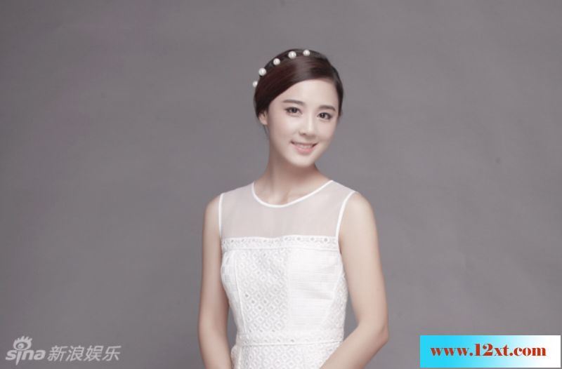 华娇甜美的微笑，灵动的眼睛显得格外引人注目