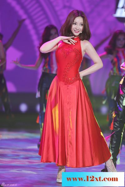 柳岩从天而降性感撩人18P