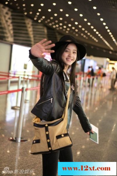 欧阳娜娜微博晒出一组美图面戴笑容11P