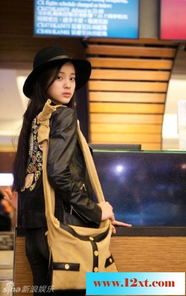 欧阳娜娜微博晒出一组美图面戴笑容11P