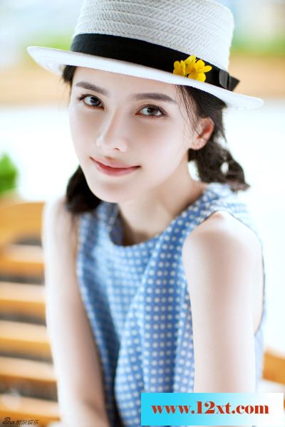 青年演员张芷溪曝光一组写真巧笑倩兮美目盼兮