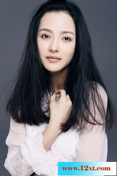青年演员张芷溪曝光一组写真巧笑倩兮美目盼兮