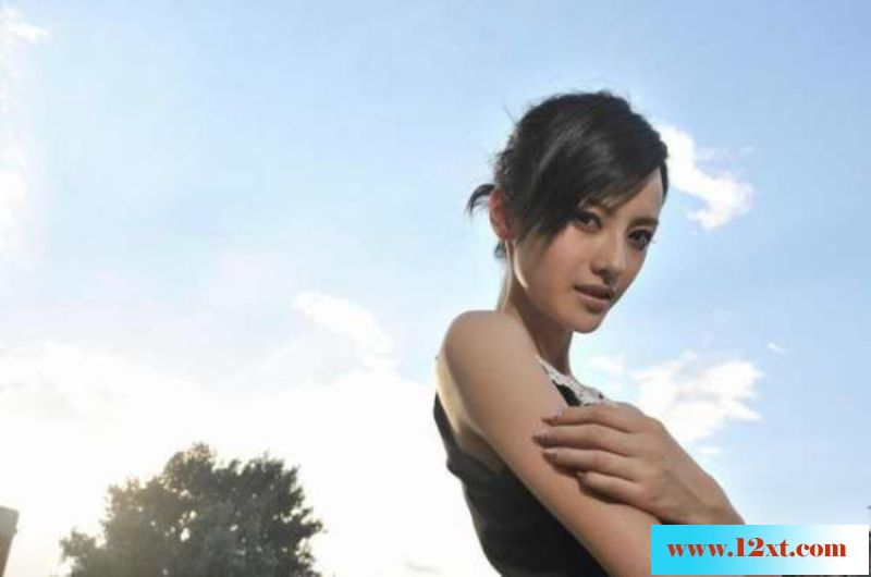 青年演员张芷溪曝光一组写真巧笑倩兮美目盼兮