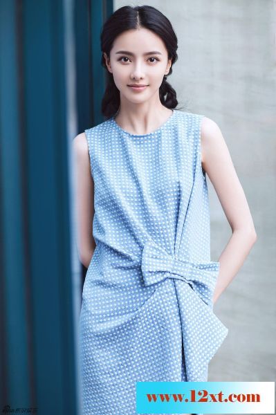 青年演员张芷溪曝光一组写真巧笑倩兮美目盼兮
