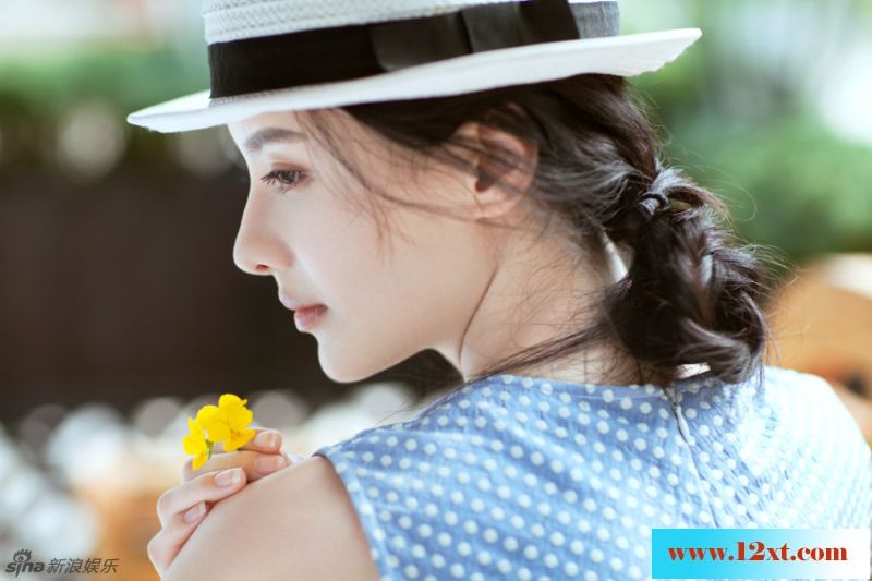 青年演员张芷溪曝光一组写真巧笑倩兮美目盼兮