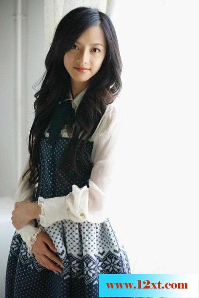 青年演员张芷溪曝光一组写真巧笑倩兮美目盼兮