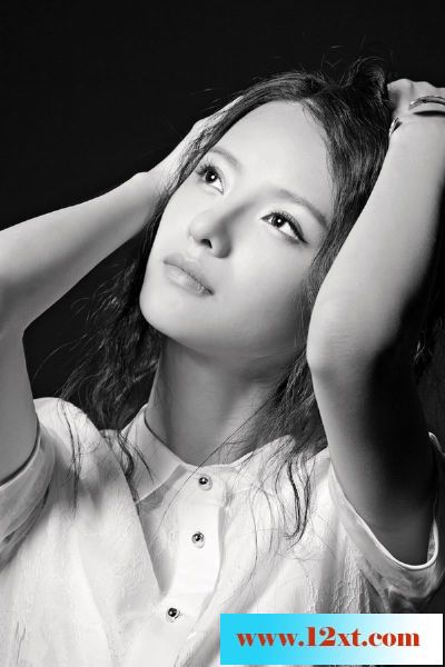 青年演员张芷溪曝光一组写真巧笑倩兮美目盼兮