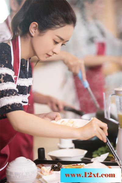 食堂遭女神吃货团大“扫荡”！欧阳娜娜大肆“