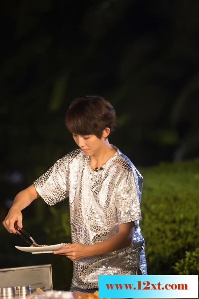 食堂遭女神吃货团大“扫荡”！欧阳娜娜大肆“