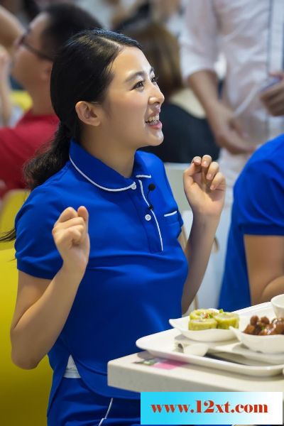 食堂遭女神吃货团大“扫荡”！欧阳娜娜大肆“