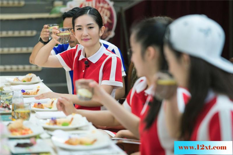 食堂遭女神吃货团大“扫荡”！欧阳娜娜大肆“