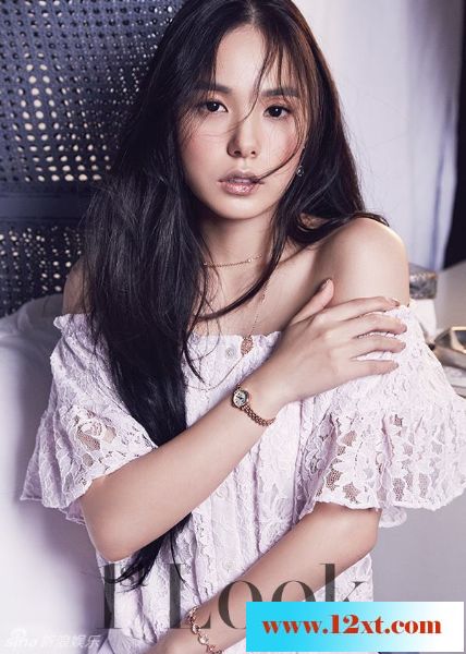 Bigbang太阳女友闵孝琳美背香肩展风情11P