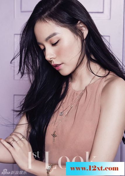 Bigbang太阳女友闵孝琳美背香肩展风情11P