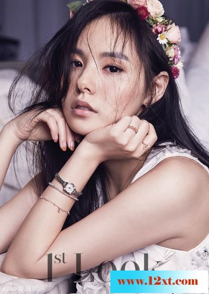 Bigbang太阳女友闵孝琳美背香肩展风情11P