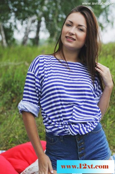 诱人美女户外野炊不忘拍裸照性感诱人留念14P