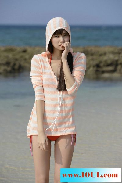 傍晚海边沙滩上的可爱少女17P