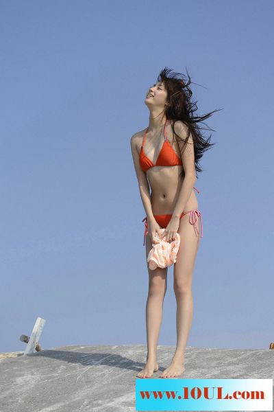 傍晚海边沙滩上的可爱少女17P