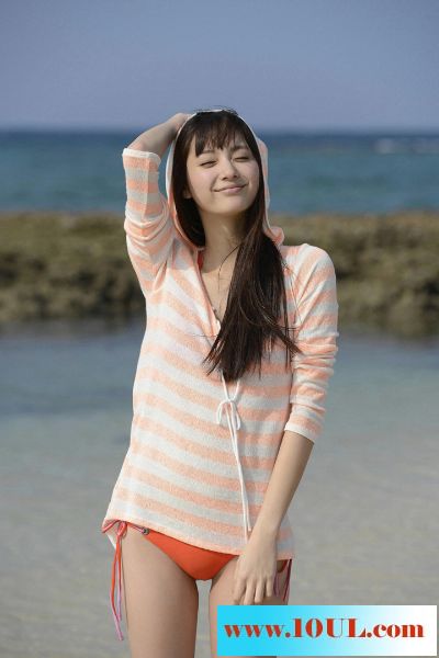 傍晚海边沙滩上的可爱少女17P