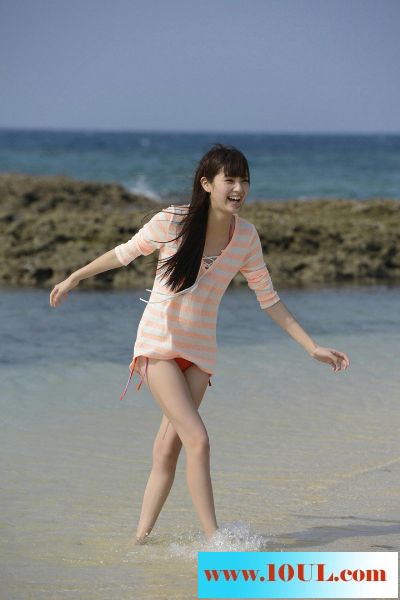 傍晚海边沙滩上的可爱少女17P