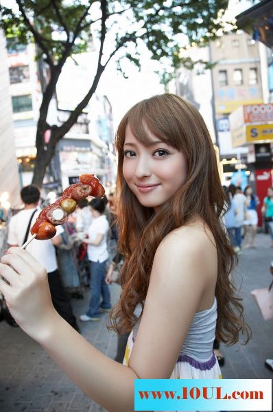 邻家可爱小妹出街风情万种15P