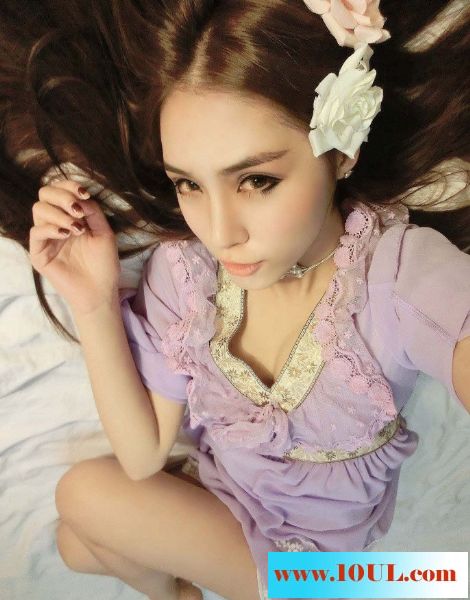 90后紫衣美女床上美态尽现10P