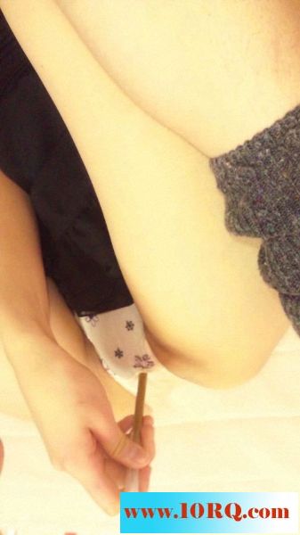 骚货拿铅笔捅自己的小妹妹10P
